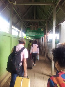 Die modernen Menschenschleuser schicken uns zum richtigen Ausgang. Tschö Thailand.